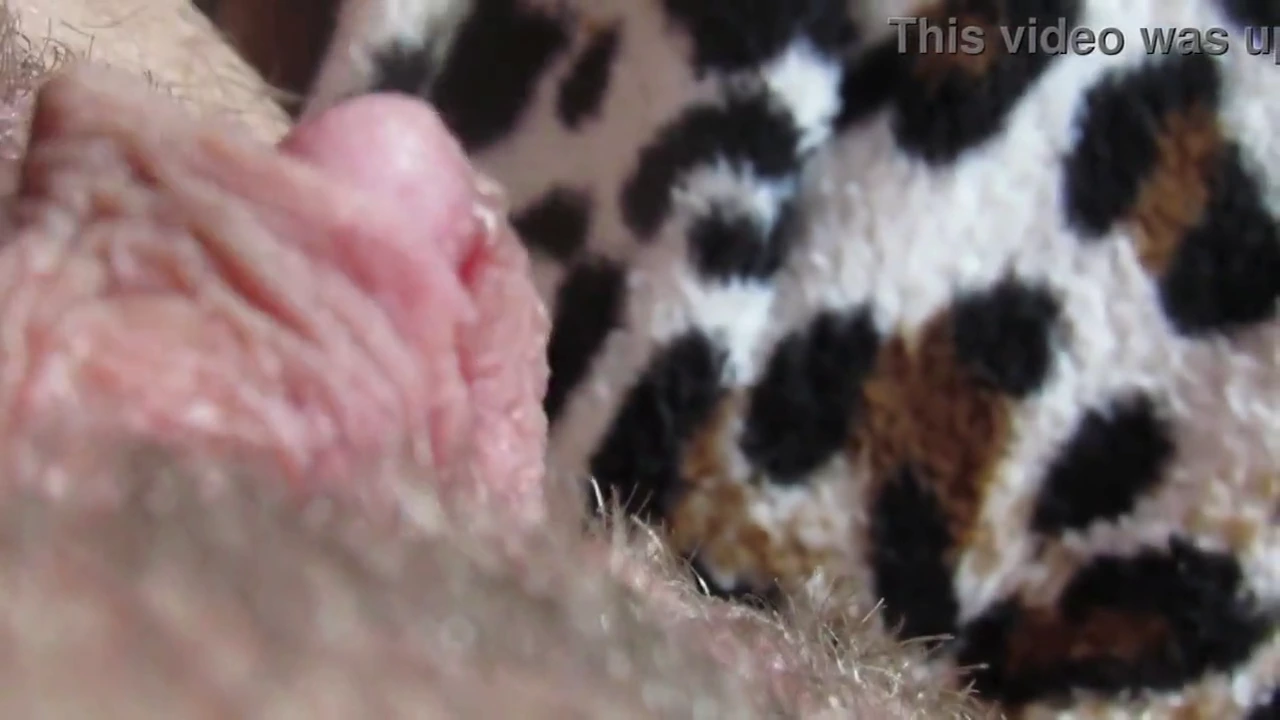 准备好近距离欣赏我巨大的阴蒂头,因为它随著每一次触摸而脉动和跳动。这个视频不适合胆小的人,因为它展示了我最敏感的区域的极端特写。